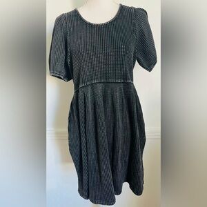 Known Supply • Women's Black and Gray Textured Short Sleeve Dress